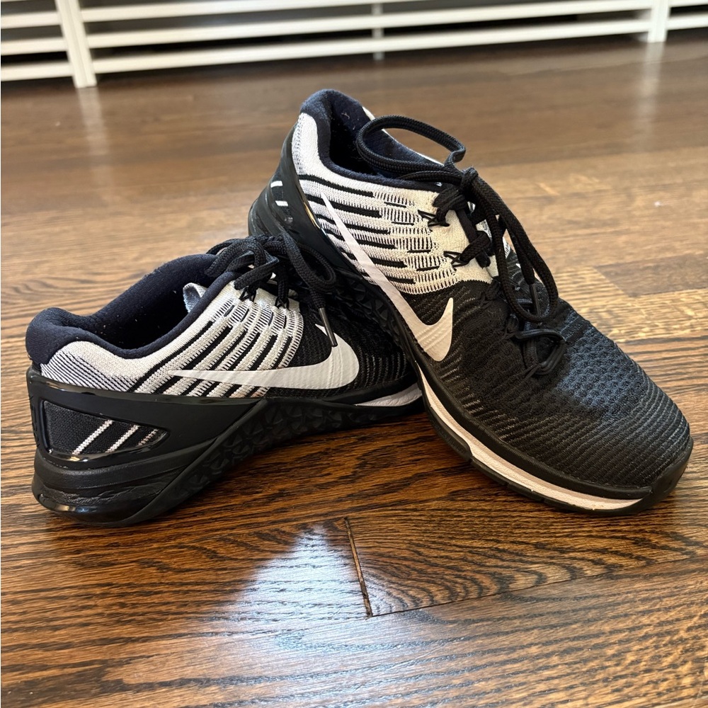 Nike Women's Macon DSX Flyknit Black and White Training Shoe